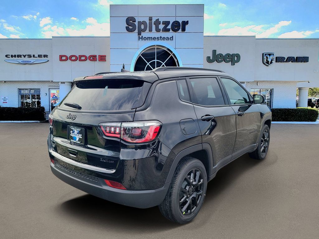 Diamond Black Crystal Pearlcoat 2026 Jeep Compass Latitude
