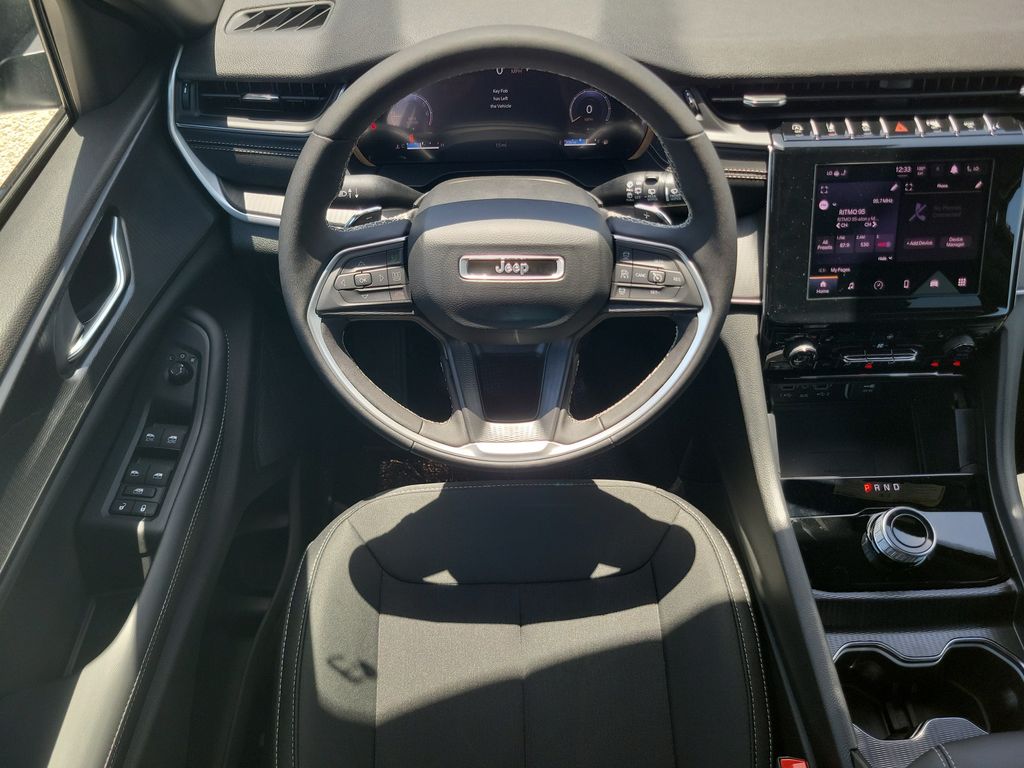 2026 Jeep Grand Cherokee Laredo - photo 16