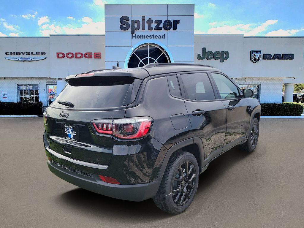 Diamond Black Crystal Pearlcoat 2026 Jeep Compass Latitude