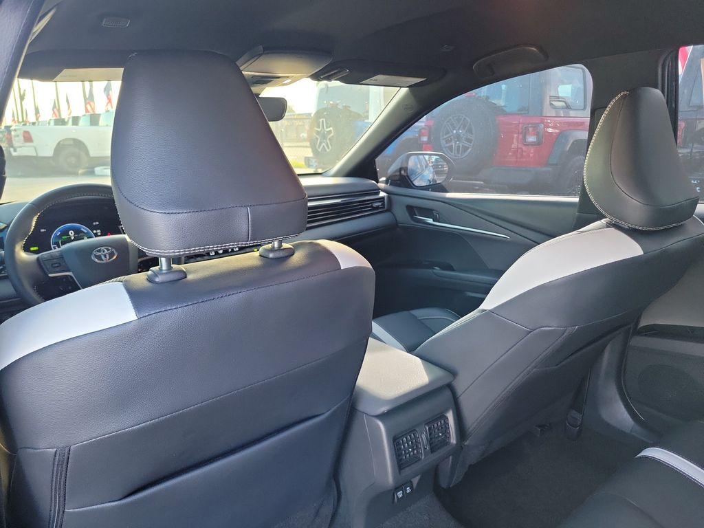 2025 Toyota Camry SE - photo 18