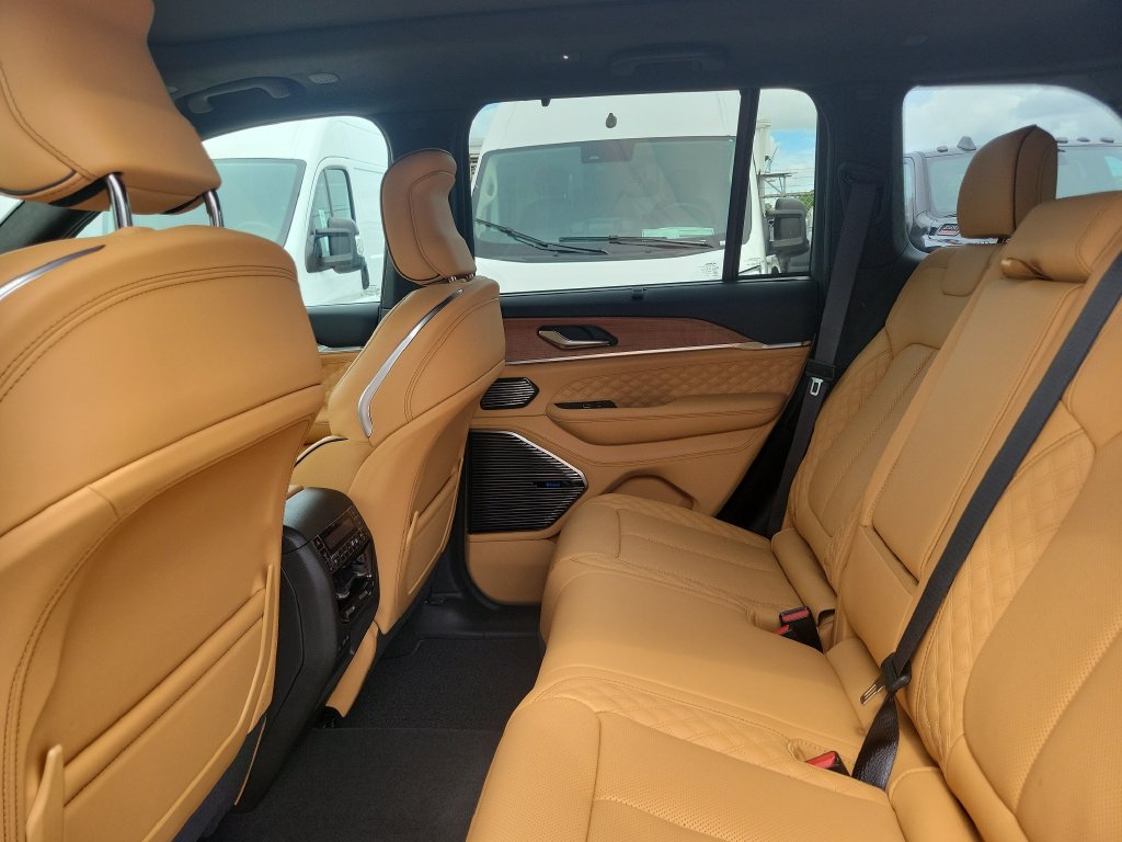 2027 Jeep Grand Cherokee Summit - photo 15