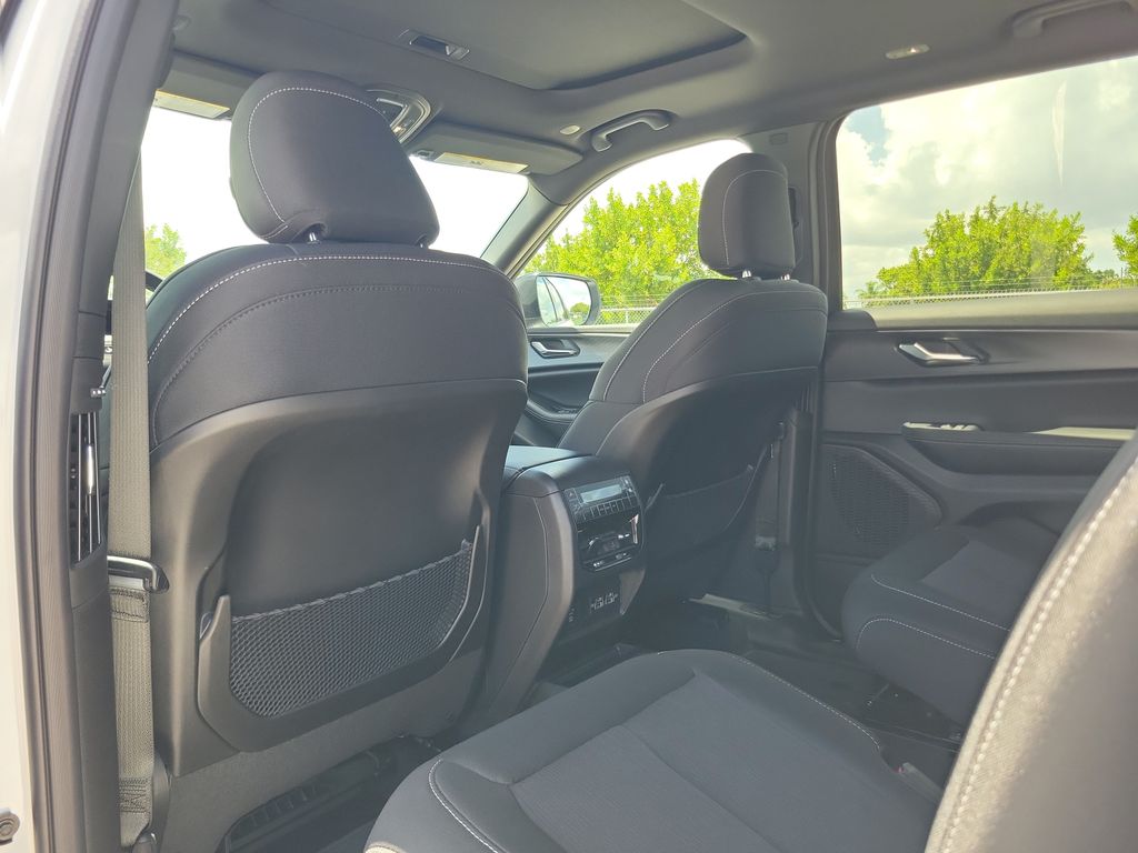 2026 Jeep Grand Cherokee Laredo - photo 14