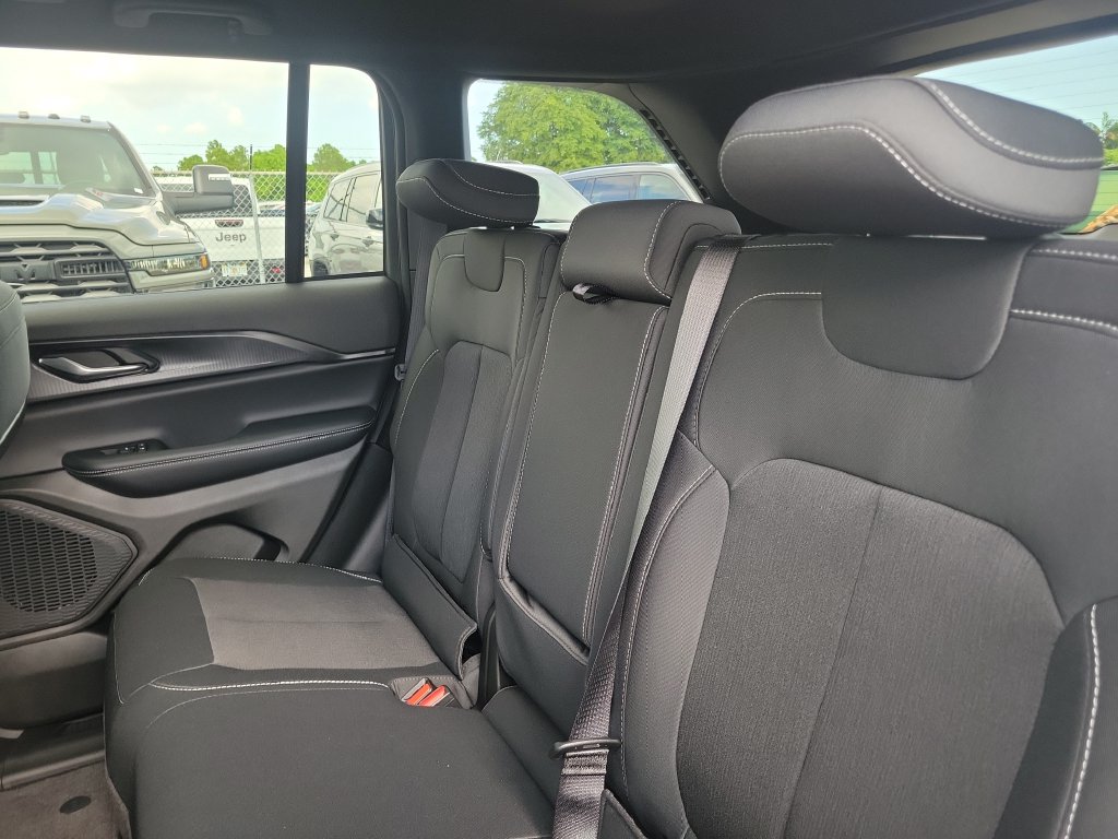 2027 Jeep Grand Cherokee Laredo - photo 15