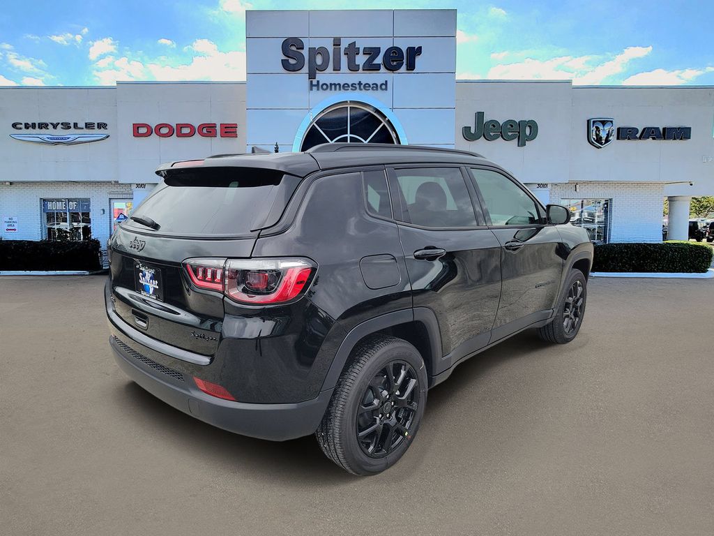 Diamond Black Crystal Pearlcoat 2026 Jeep Compass Latitude