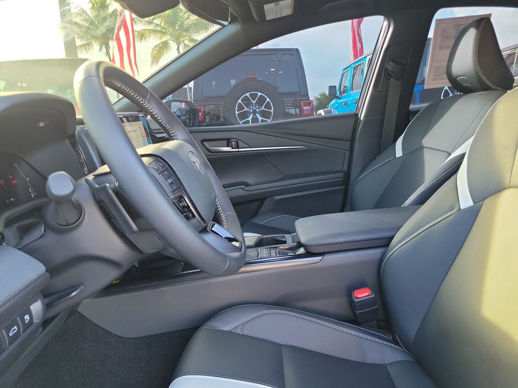 2025 Toyota Camry SE - photo 19