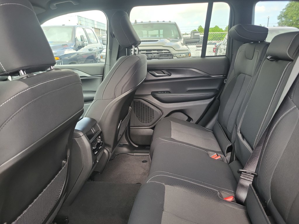 2027 Jeep Grand Cherokee Laredo - photo 14
