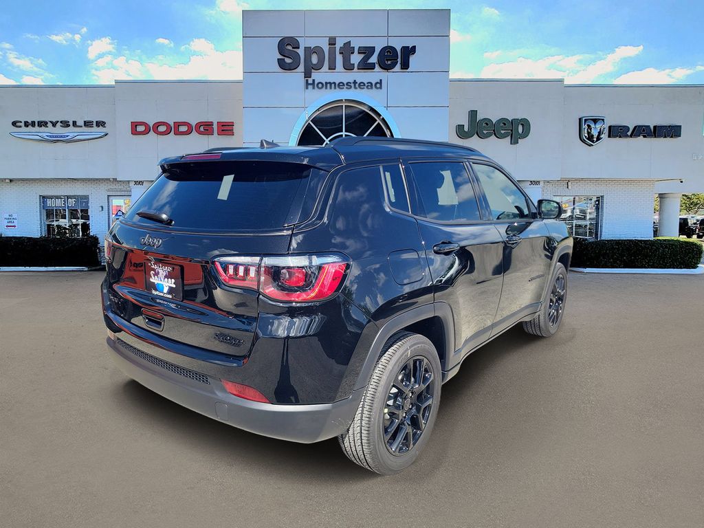 Diamond Black Crystal Pearlcoat 2026 Jeep Compass Latitude