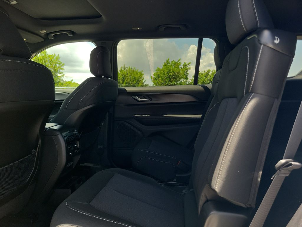 2026 Jeep Grand Cherokee Laredo - photo 13