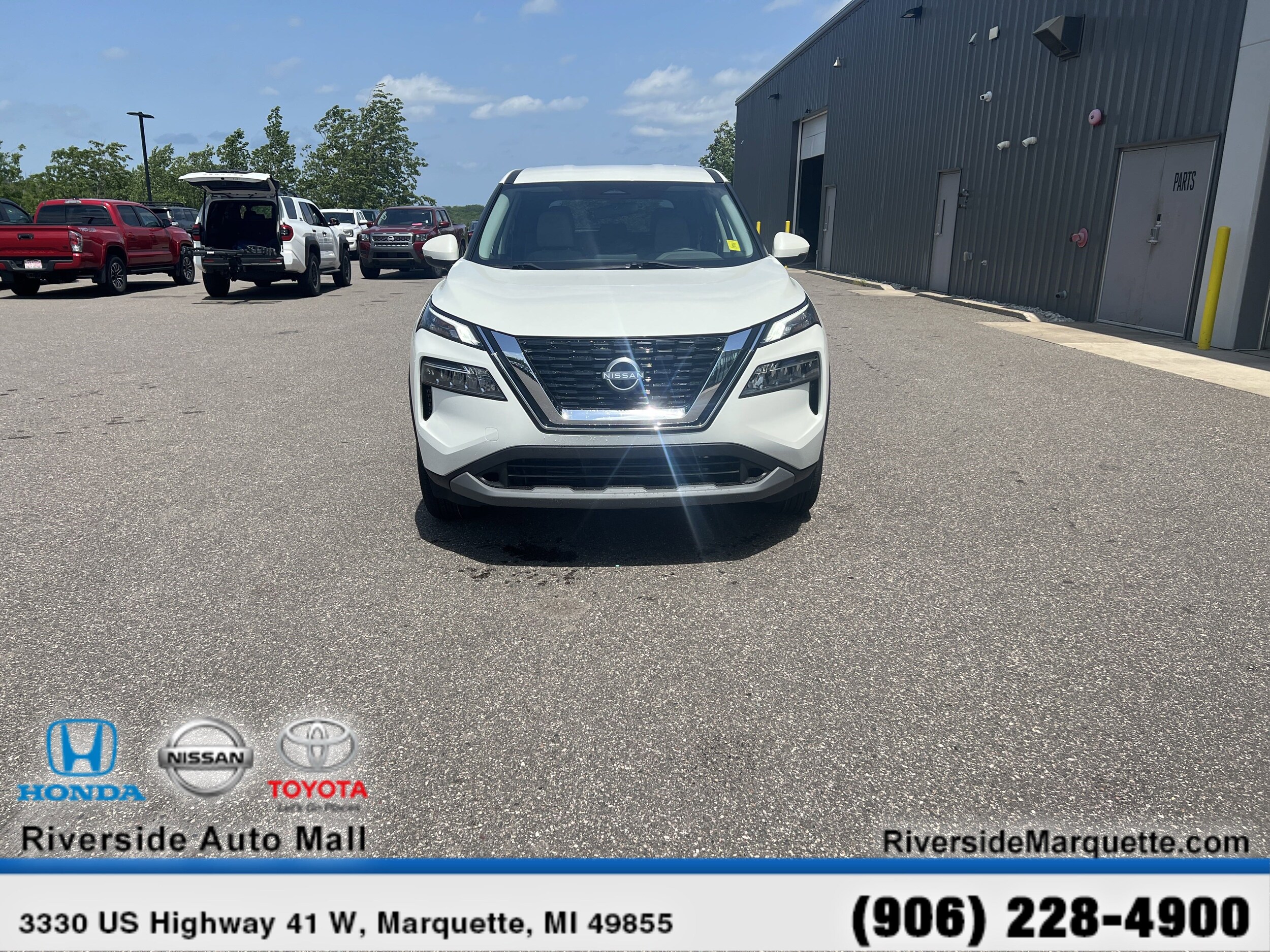 2022 Nissan Rogue SV photo 2