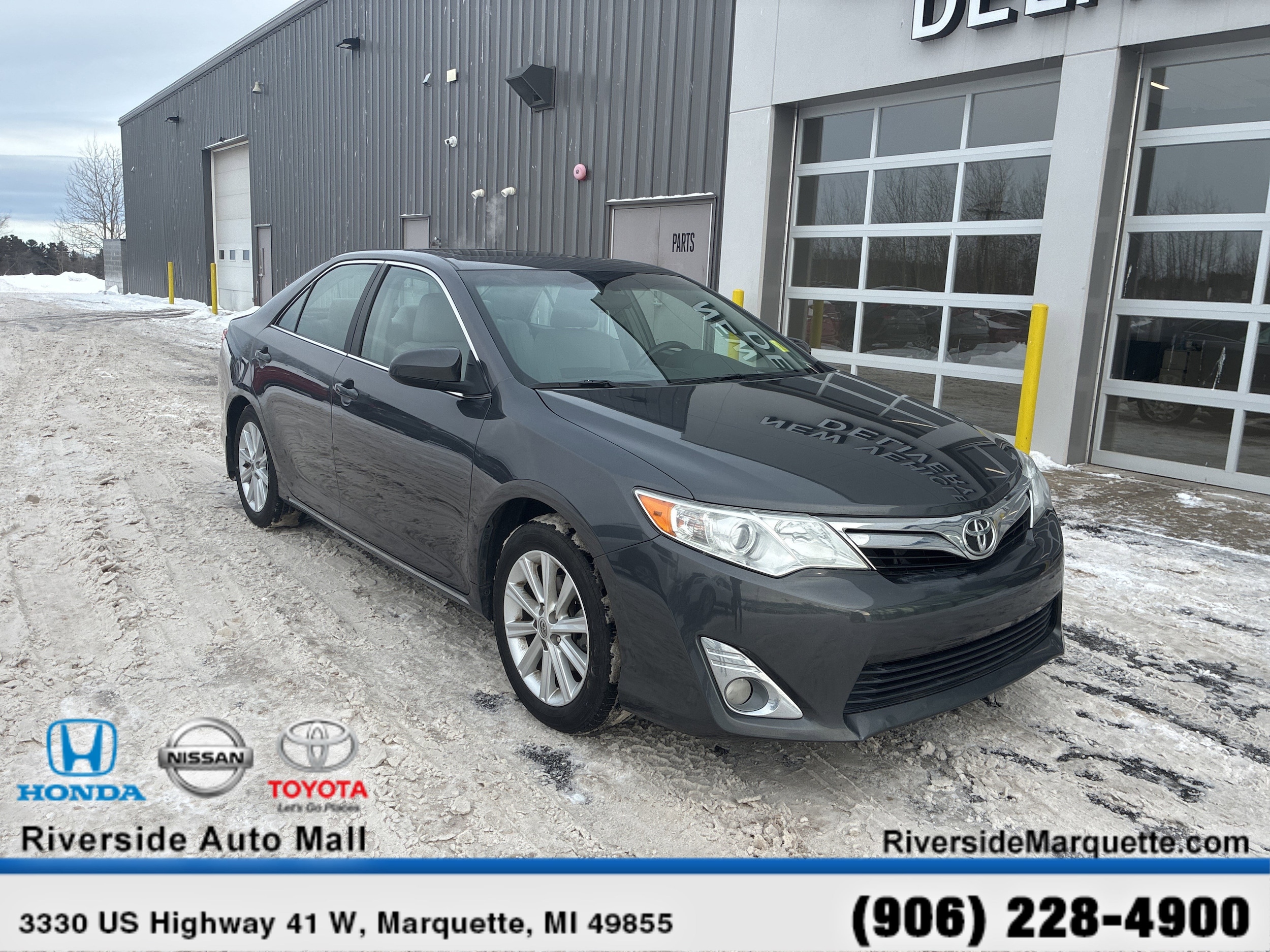 2014 Toyota Camry SE's photo