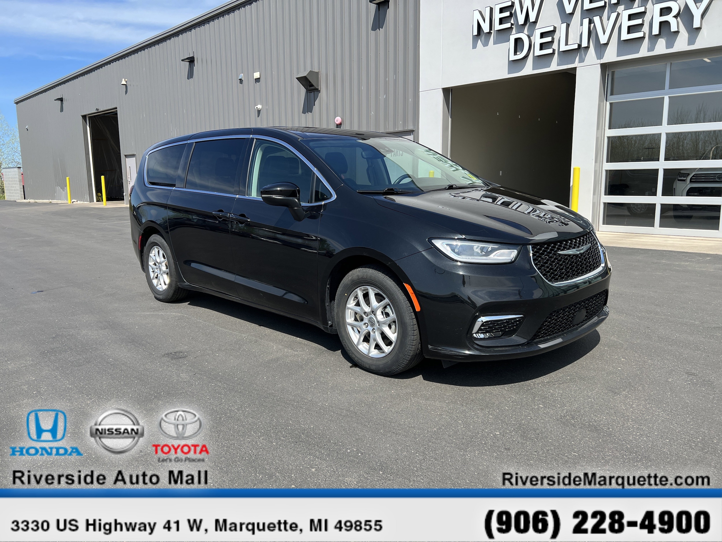 2023 Chrysler Pacifica Touring L's photo