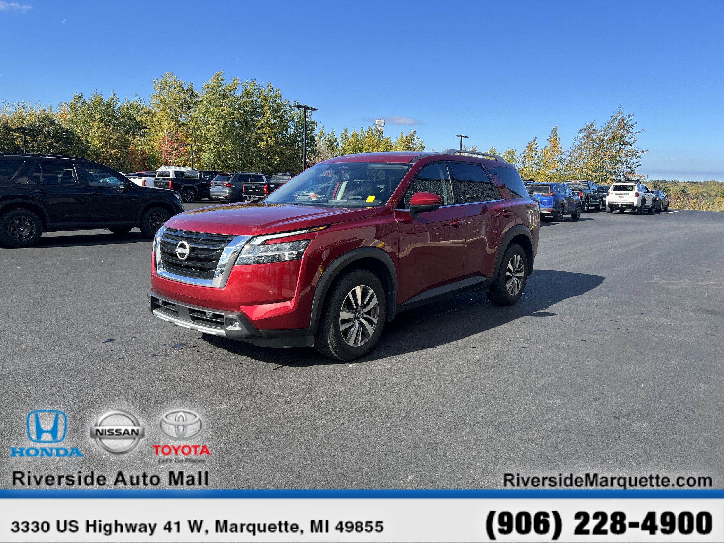 2022 Nissan Pathfinder SL photo 2