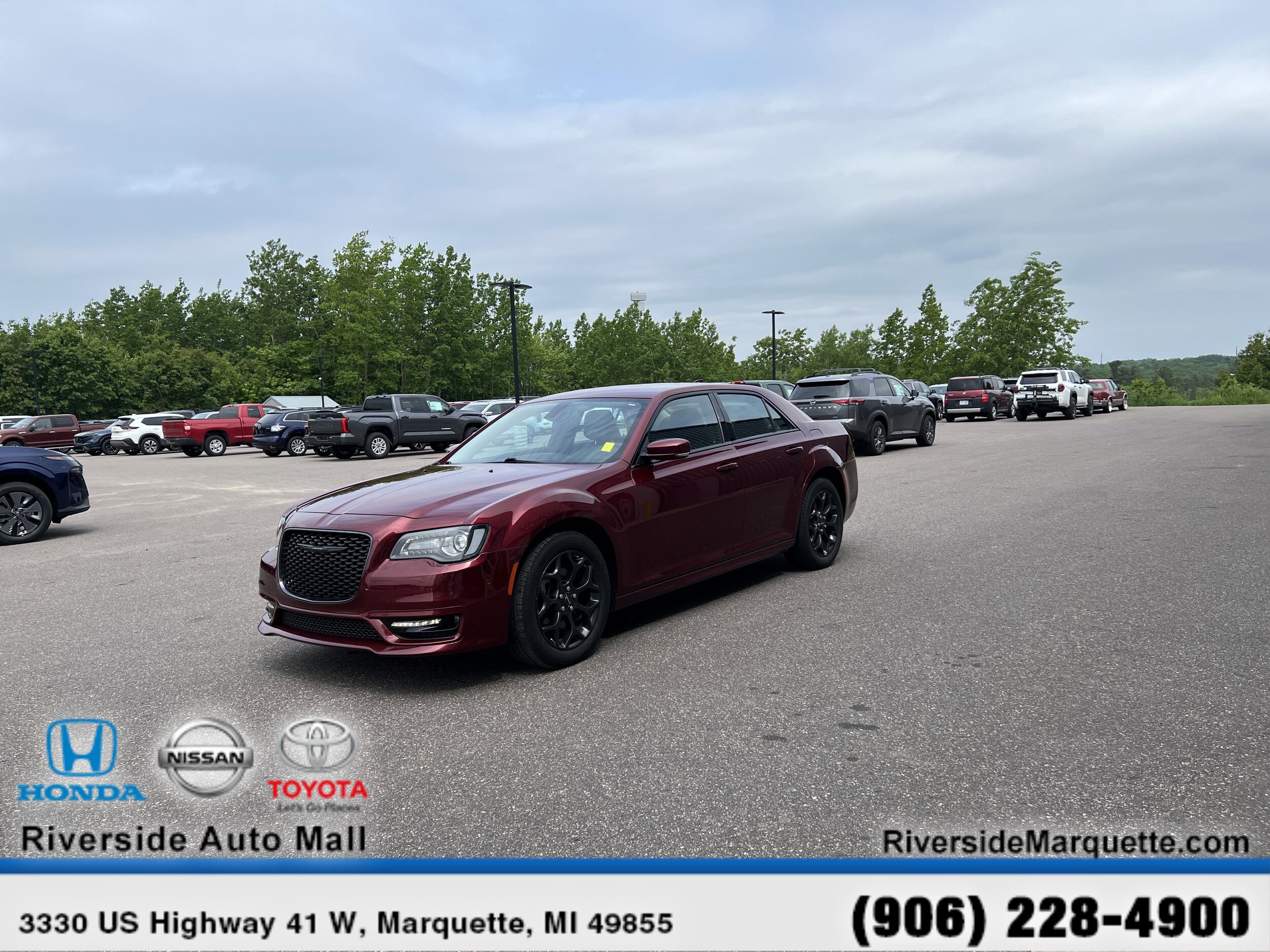2023 Chrysler 300 Touring L photo 3