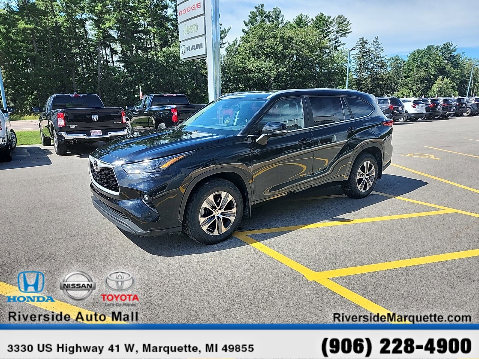 2023 Toyota Highlander XLE photo 3