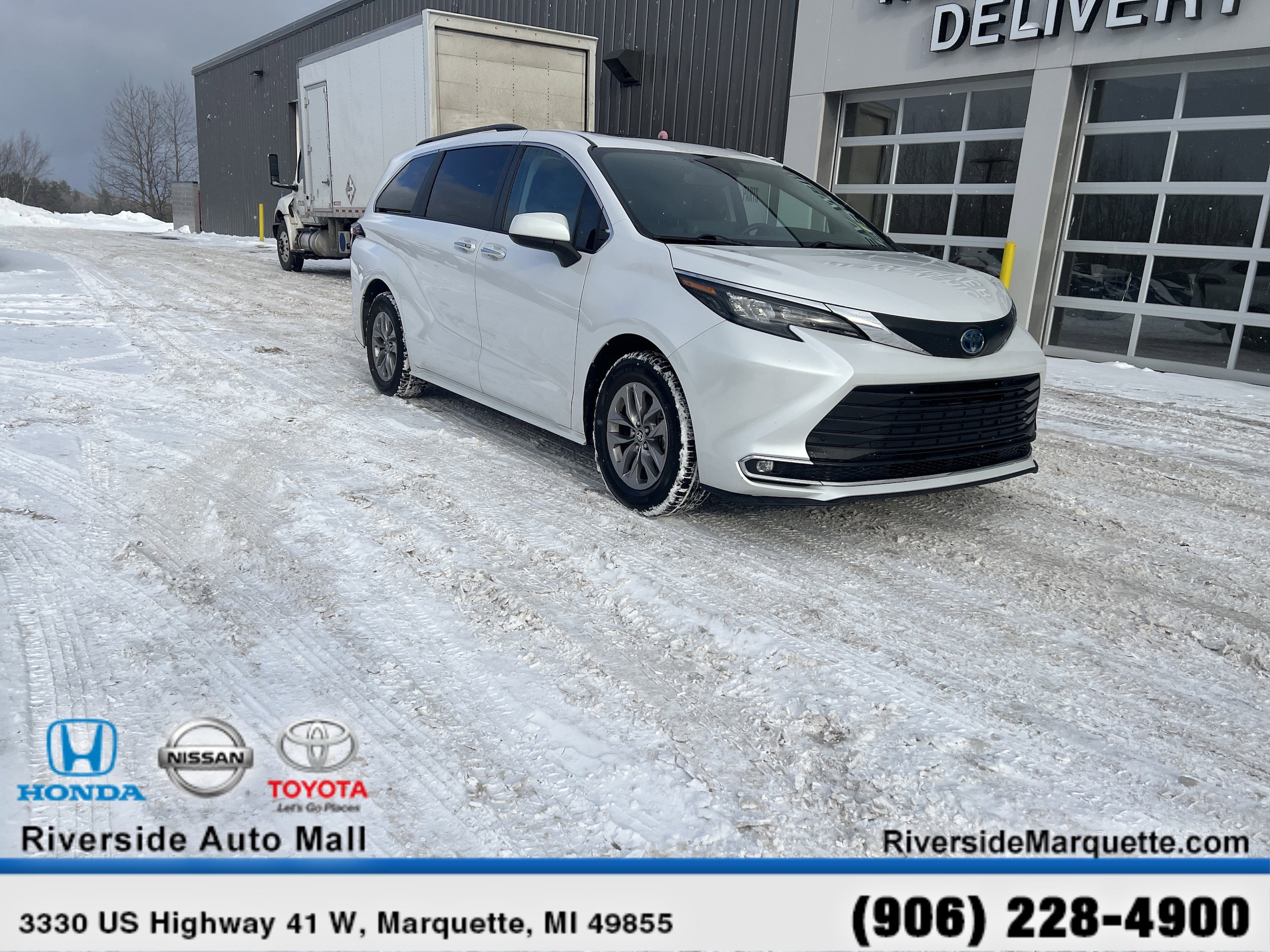 2024 Toyota Sienna XLE's photo
