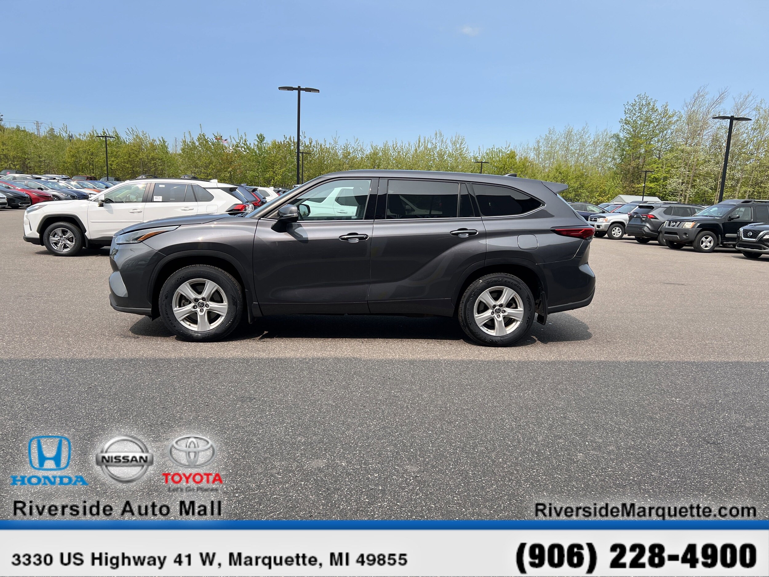2021 Toyota Highlander LE photo 2