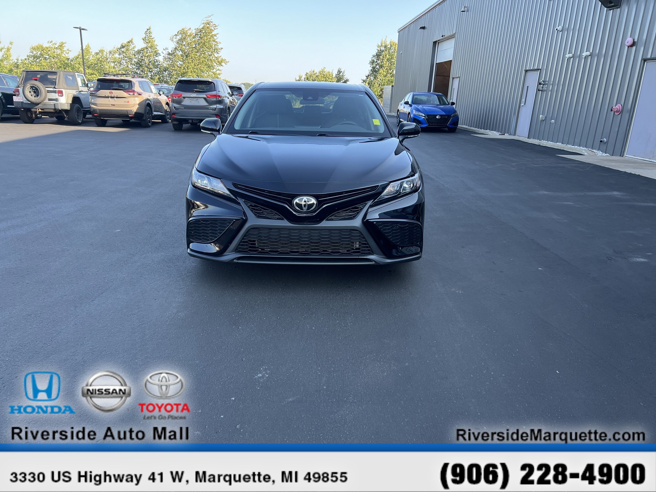 2022 Toyota Camry SE photo 2