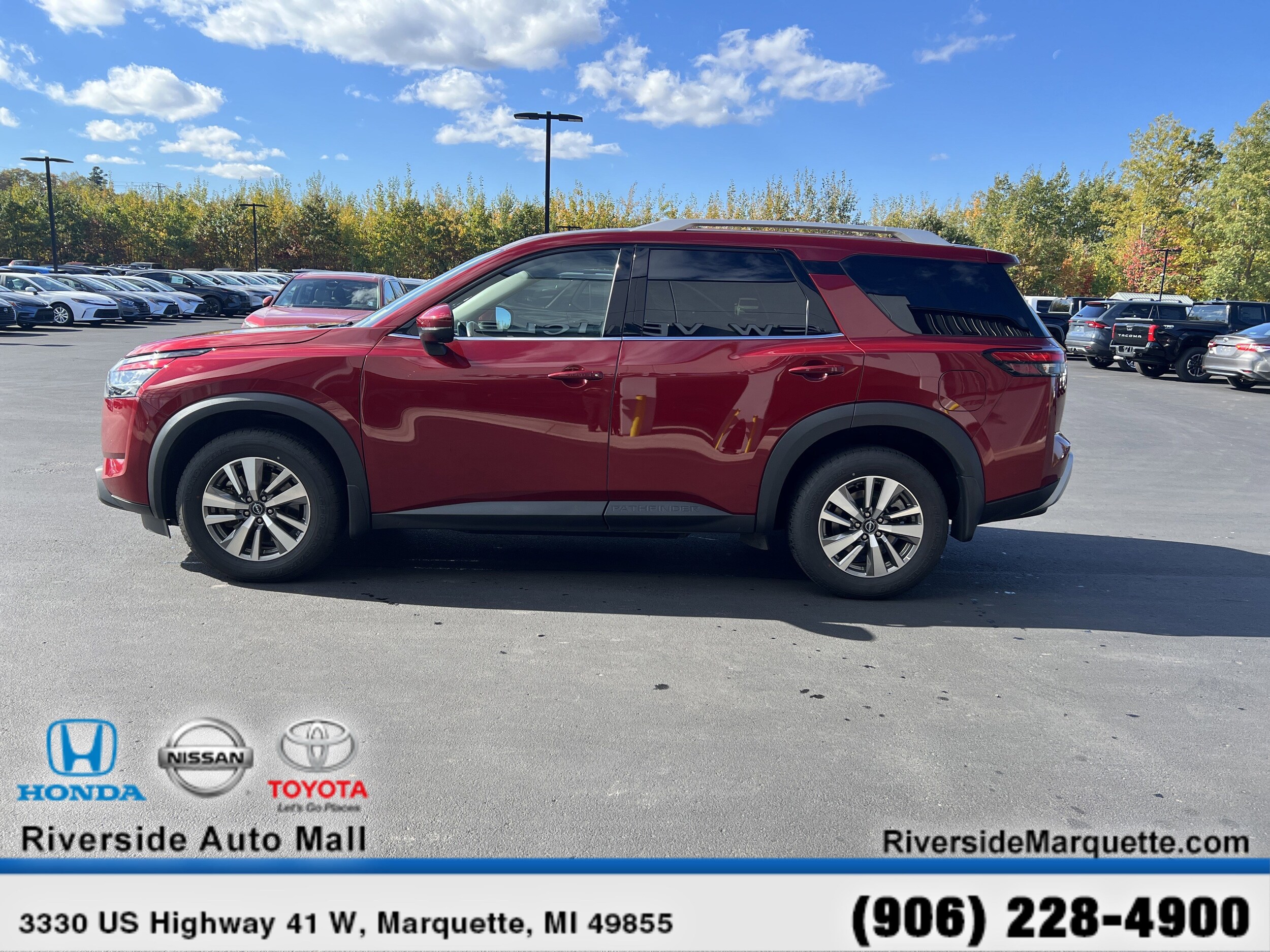 2022 Nissan Pathfinder SL photo 3