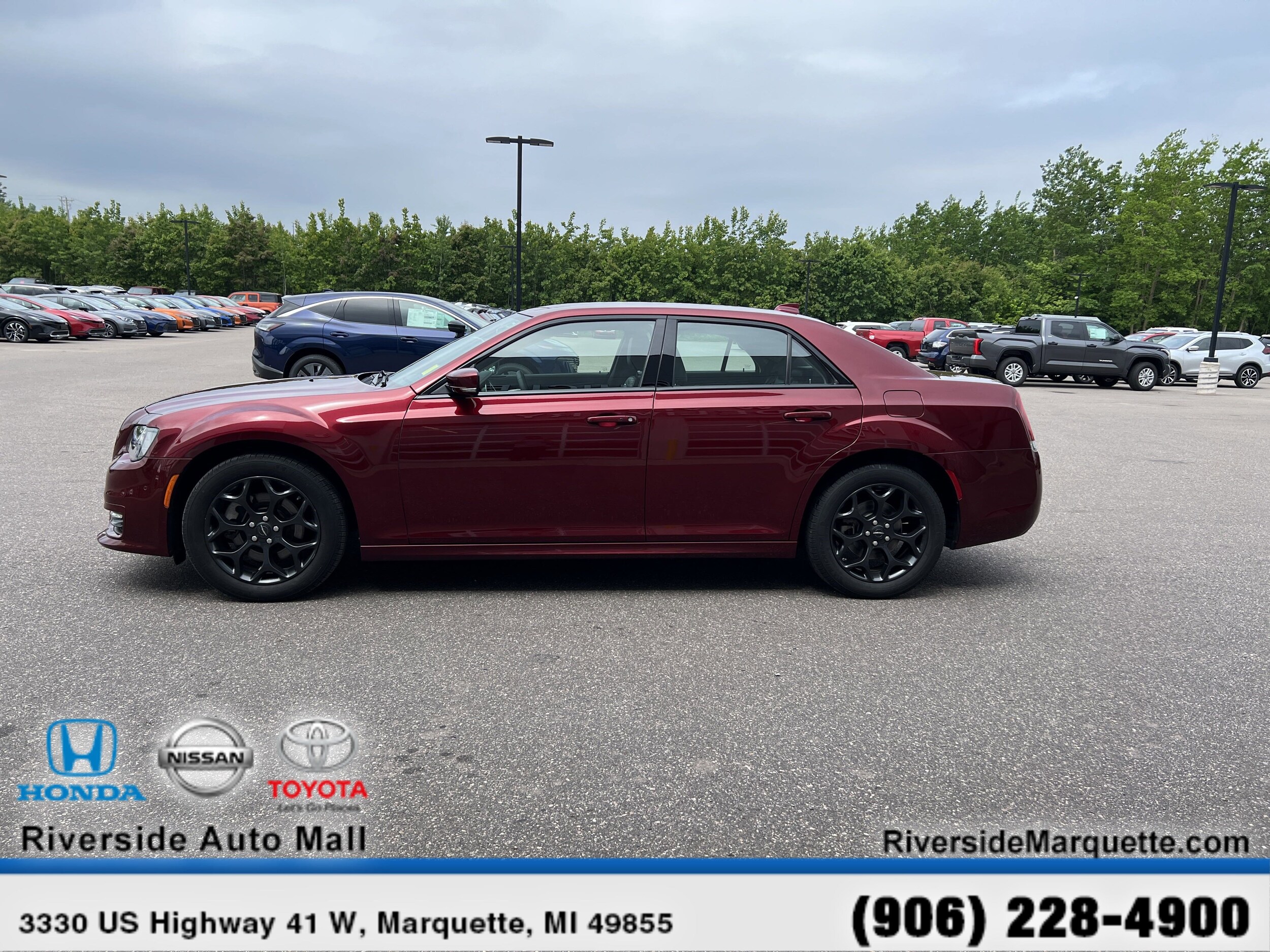 2023 Chrysler 300 Touring L photo 4