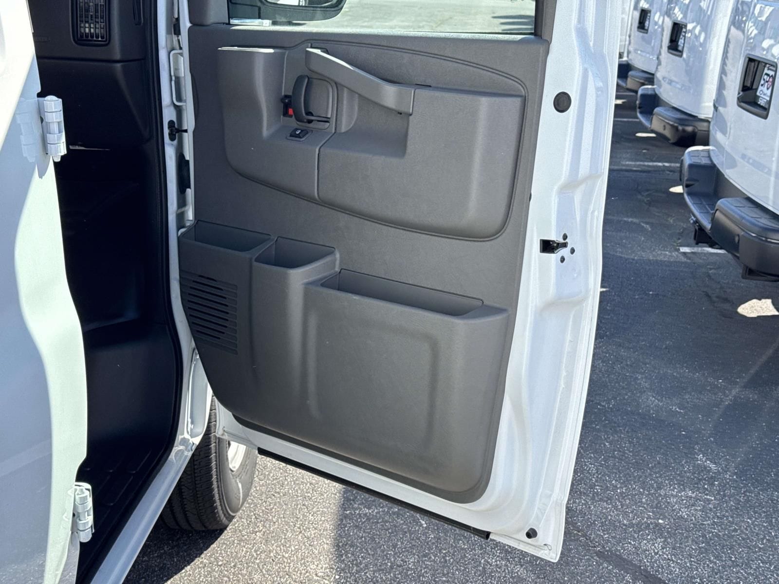 2025 Chevrolet Express Cargo Work Van - Photo 10
