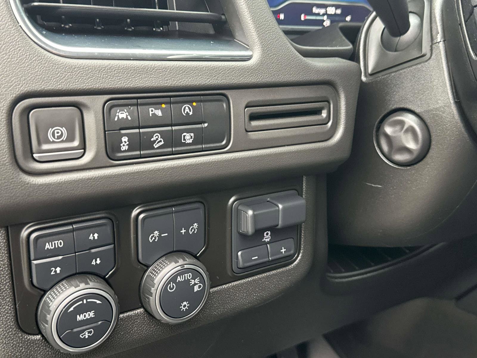 2023 Chevrolet Suburban Z71 - Photo 8