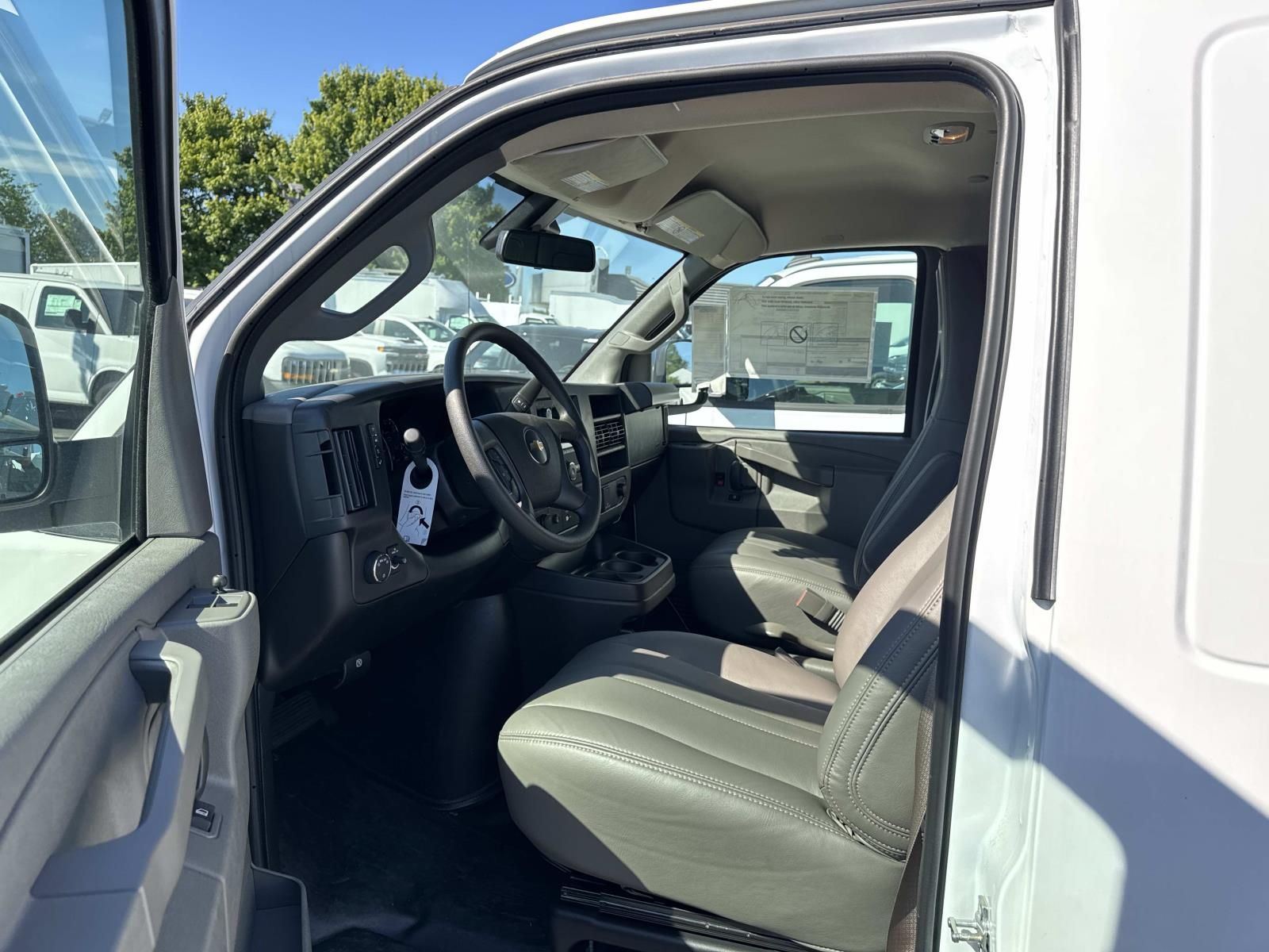 2025 Chevrolet Express Cargo Work Van - Photo 18