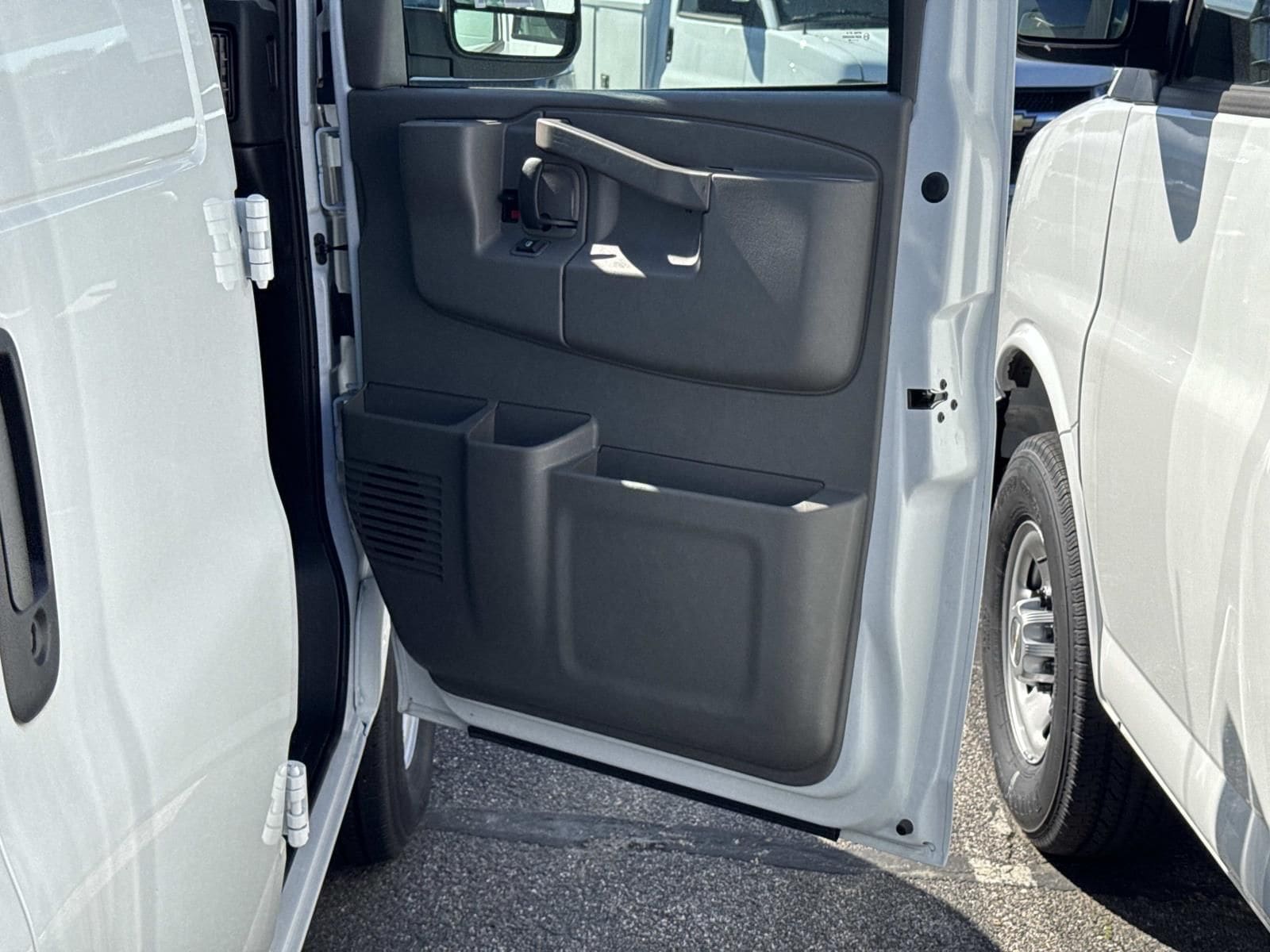2025 Chevrolet Express Cargo Work Van - Photo 10