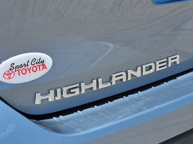 Thumbnail: 2022 Toyota Highlander - 10