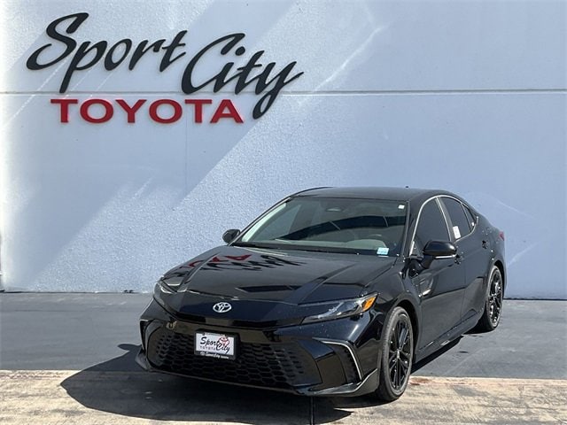 2025 Toyota Camry SE's photo