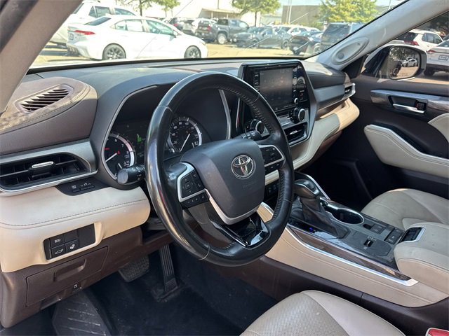 Thumbnail: 2022 Toyota Highlander - 10