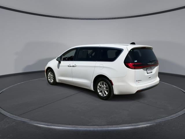 Thumbnail: 2023 Chrysler Pacifica - 6