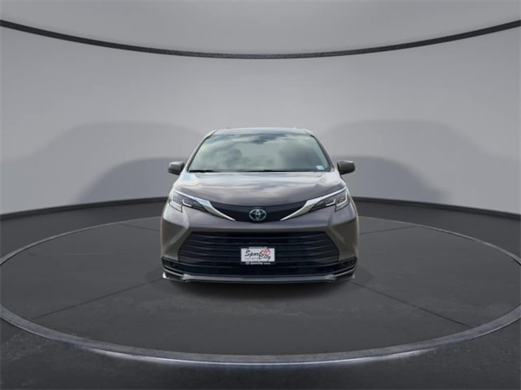 Used 2022 Toyota Sienna LE 8 Passenger Van Passenger Van