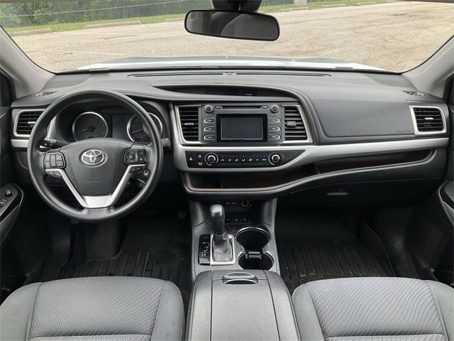 2019 Toyota Highlander LE 17