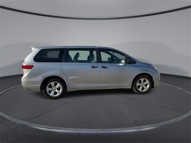 Thumbnail: 2015 Toyota Sienna - 9
