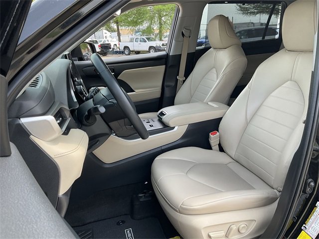 Thumbnail: 2023 Toyota Highlander - 13