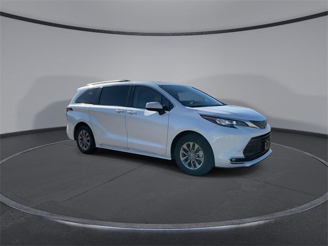 Thumbnail: 2023 Toyota Sienna - 2