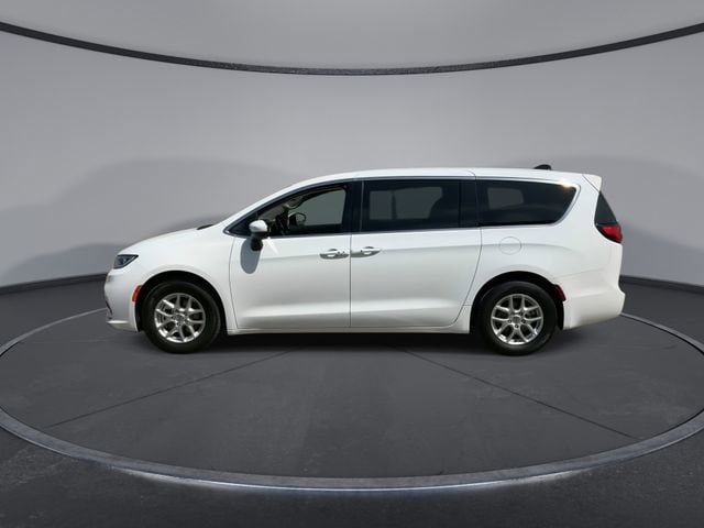 Thumbnail: 2023 Chrysler Pacifica - 5