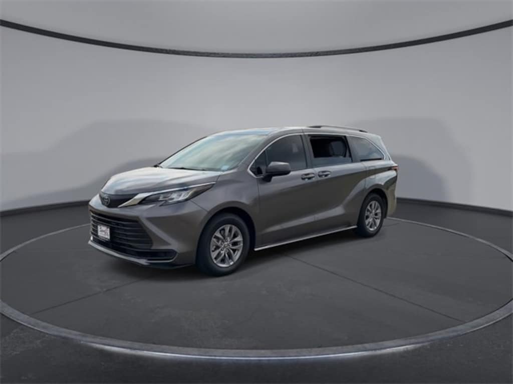 Used 2022 Toyota Sienna LE 8 Passenger Van Passenger Van