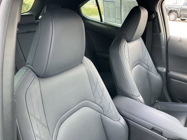 Thumbnail: 2023 Lexus UX - 18