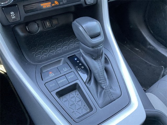 Thumbnail: 2020 Toyota RAV4 - 15
