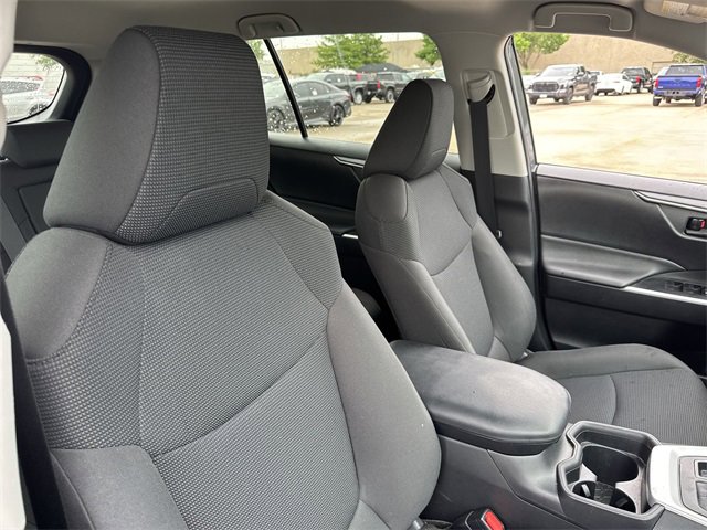 2020 Toyota RAV4 LE 16