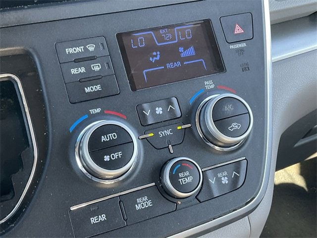 Thumbnail: 2015 Toyota Sienna - 14