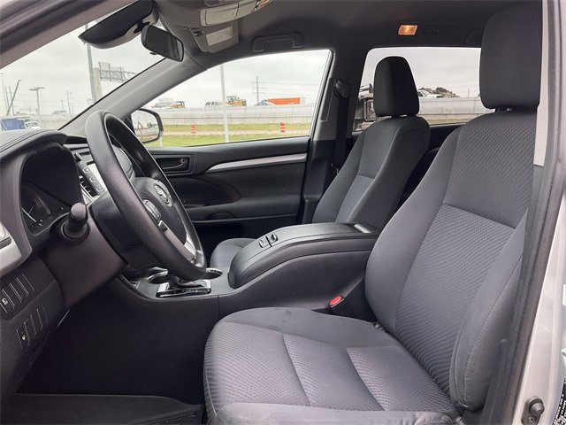 2019 Toyota Highlander LE 12
