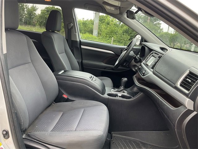 2019 Toyota Highlander LE 16