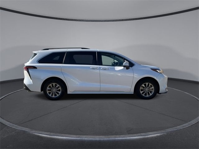 Thumbnail: 2023 Toyota Sienna - 9