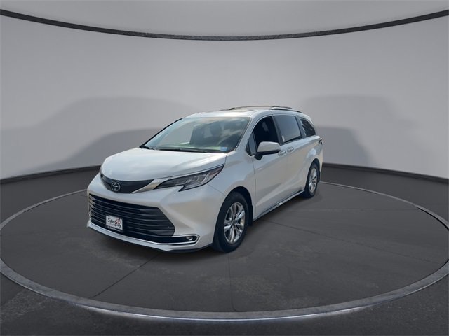 2025 Toyota Sienna Limited photo 3