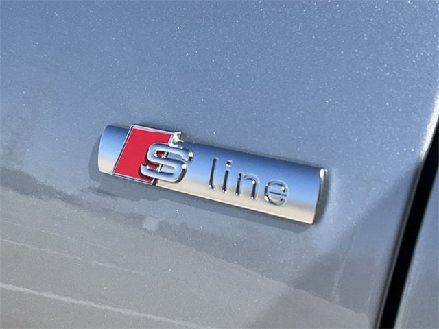 Thumbnail: 2023 Audi Q8 - 10