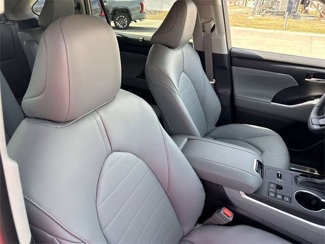 Thumbnail: 2026 Toyota Highlander - 18