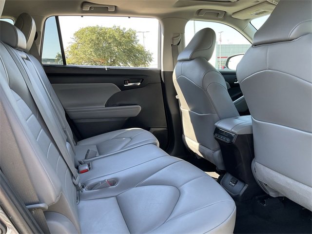 Thumbnail: 2021 Toyota Highlander - 18