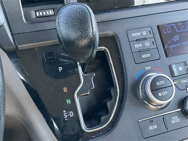 Thumbnail: 2015 Toyota Sienna - 15